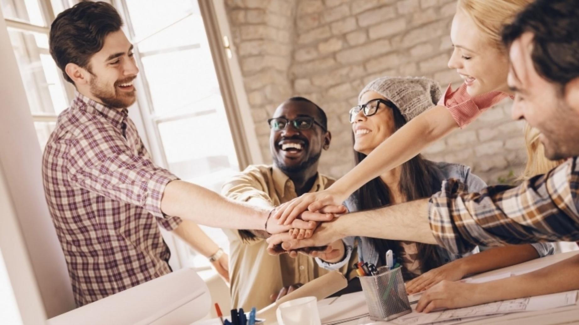 Ciel étoilé avec Voie lactée visible au-dessus d'un paysage naturel