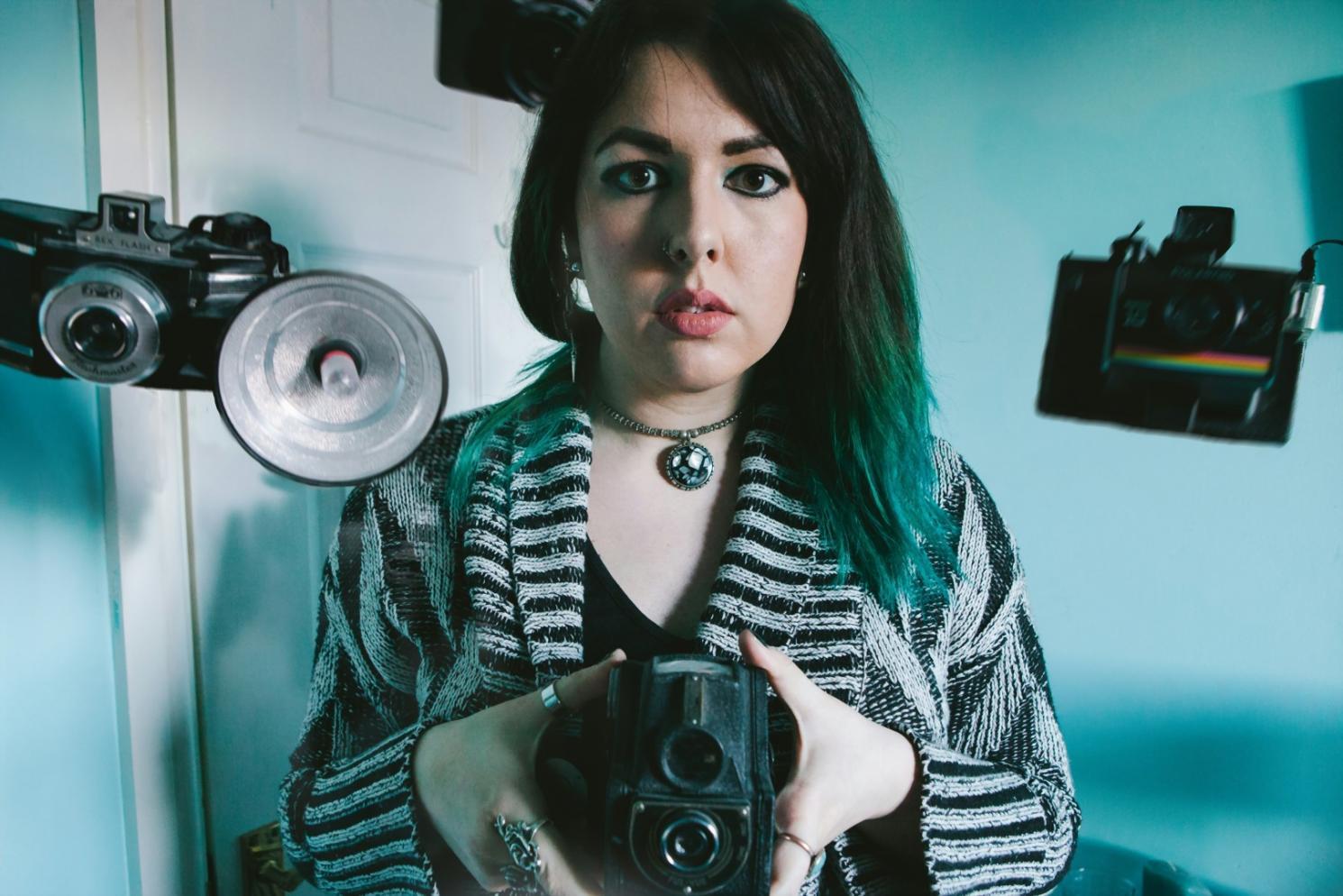 Architecture urbaine illuminée capturée avec balance colorimétrique créative