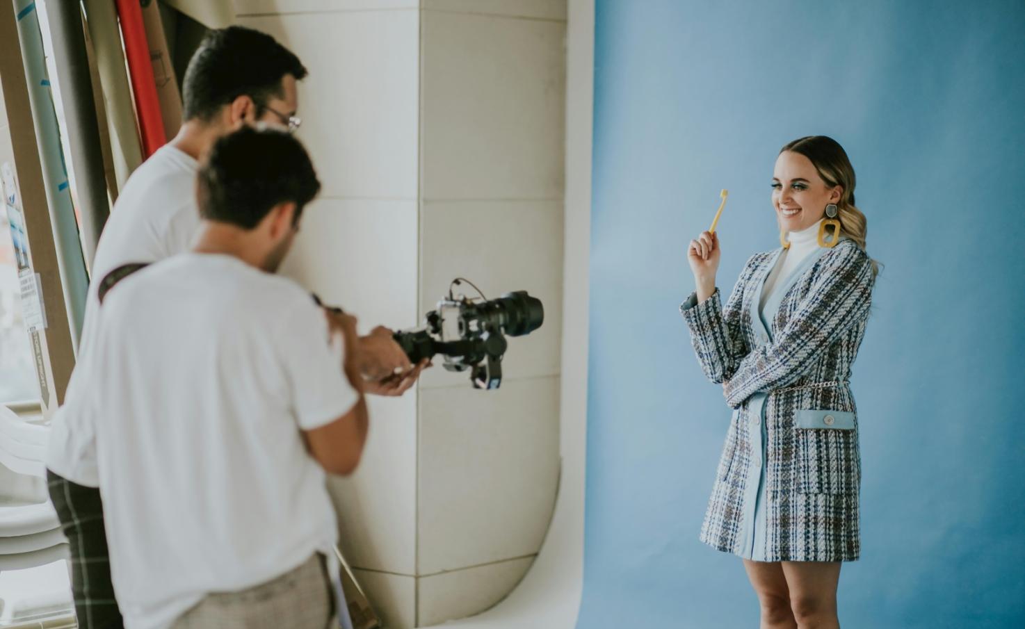 Composition créative jouant avec les sources lumineuses artificielles